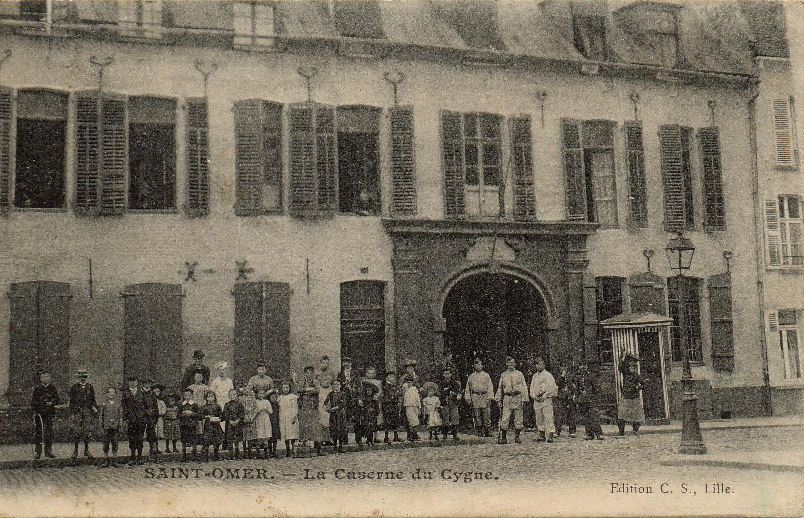 Cette vue est trés animée des civils et des militaires qui posent ensemble. Cette caserne fut aussi appelée Caserne du Cygne, car elle a été bâtie sur l'emplacement d'un hôtel du Moyen-âge (l'hôtel du Cygne).